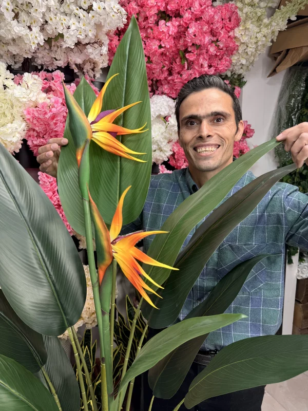 نمای نزدیک گل لمسی پرنده بهشتی مصنوعی