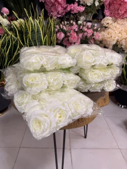 استفاده از سرگل سفید در دسته گل عروس