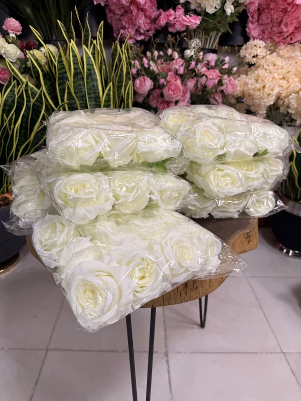 استفاده از سرگل سفید در دسته گل عروس