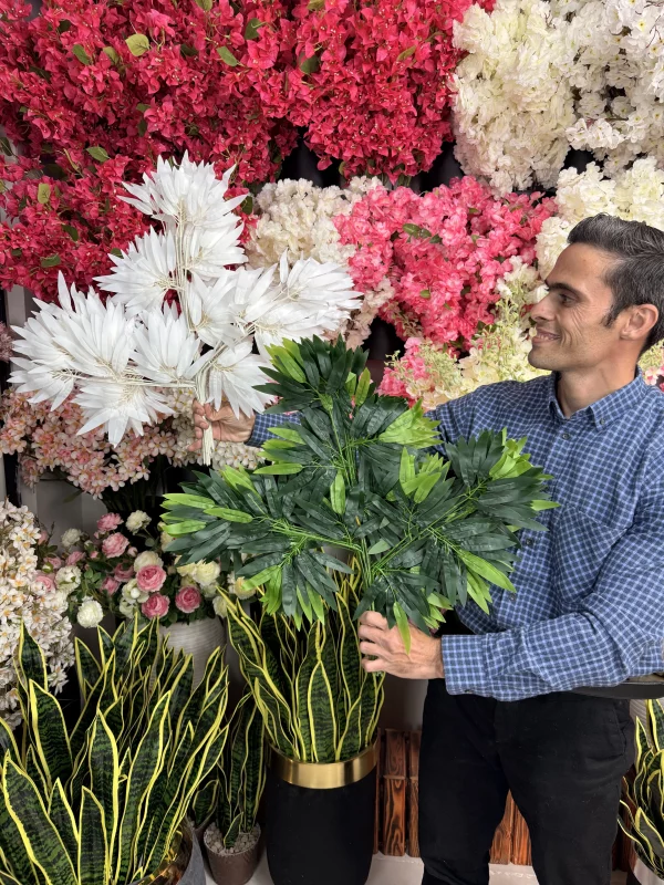 برگ بامبو مصنوعی در فضای باز و زیر نور خورشید، نمایش مقاومت گیاه در برابر UV.