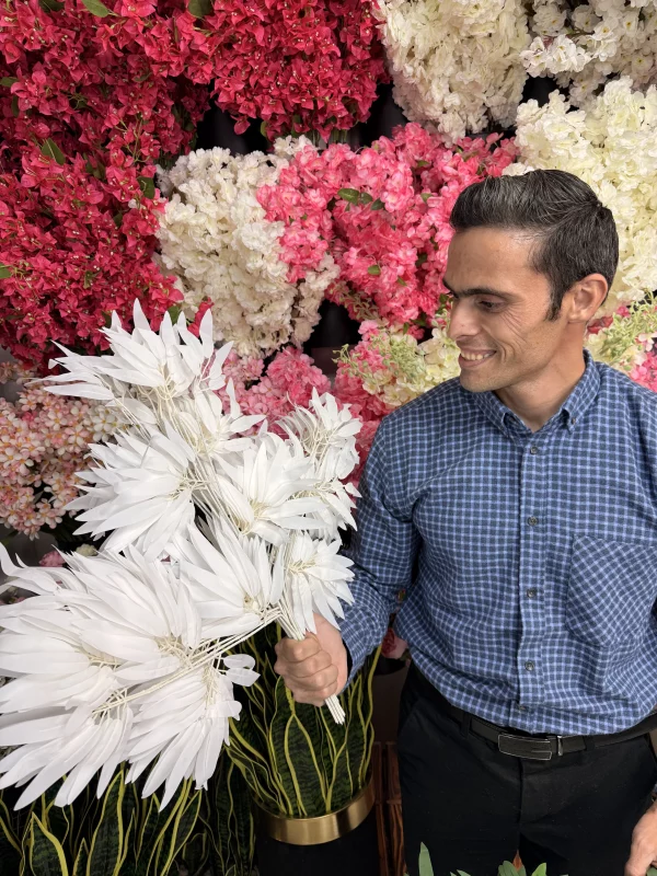 چیدمان برگ مصنوعی بامبو در گلدان روی میز، ایجاد فضای سبز در دکوراسیون داخلی.