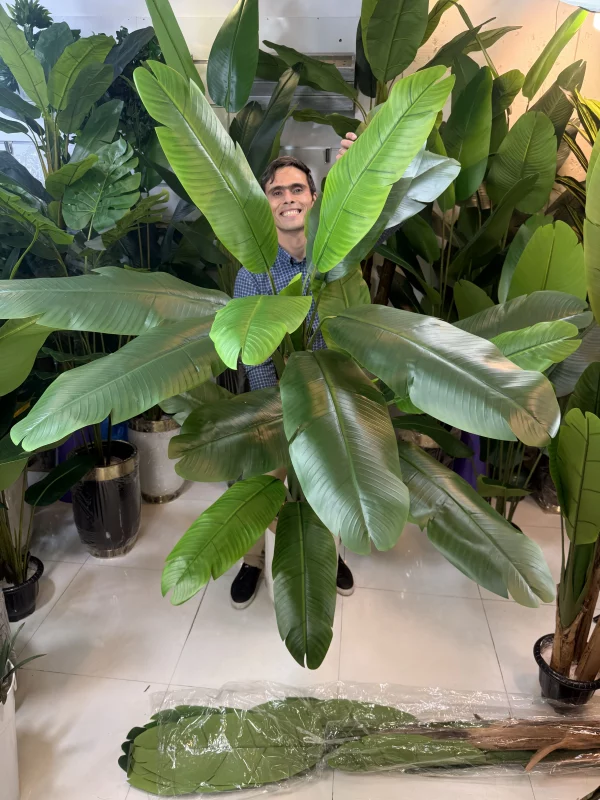 نمای نزدیک برگ درختچه مصنوعی با بافت لمسی و رنگ طبیعی