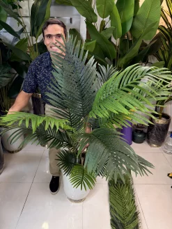 چیدمان مدرن با درختچه مصنوعی نخل کنتیا ۱۴۵ سانتی‌متری مقاوم به نور