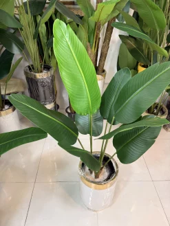 استفاده از درختچه مصنوعی پرنده بهشتی ۱۲۰ سانتی در گوشه پذیرایی کنار مبلمان