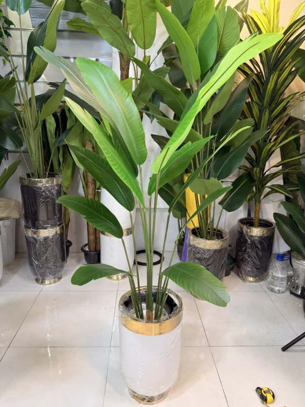 سیم فلزی پشت برگ‌های گیاه مصنوعی پرنده بهشتی برای حالت‌دهی شاخه‌ها