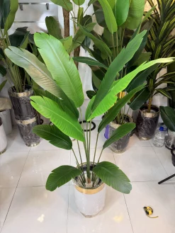 سیم فلزی پشت برگ‌های گیاه مصنوعی پرنده بهشتی برای حالت‌دهی شاخه‌ها