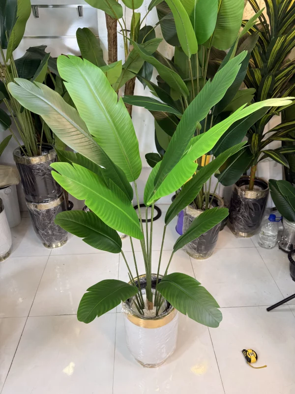 سیم فلزی پشت برگ‌های گیاه مصنوعی پرنده بهشتی برای حالت‌دهی شاخه‌ها