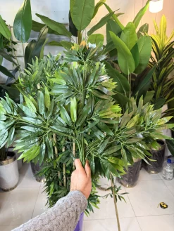 بافت دقیق و لمسی برگ‌های گیاه مصنوعی بامبو خیزران تهیه شده از مواد پلیمری باکیفیت.