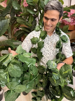 نمای نزدیک برگ‌های پارچه‌ای پاپیتال مصنوعی سبز تیره و روشن