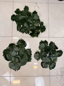 نمای نزدیک برگ‌های پارچه‌ای پاپیتال مصنوعی سبز تیره و روشن