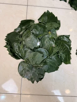 نمای نزدیک برگ‌های پارچه‌ای پاپیتال مصنوعی سبز تیره و روشن