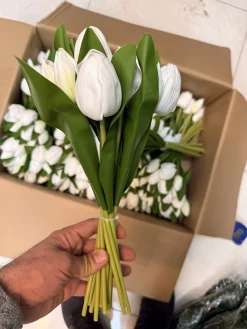 بافت لمسی و طبیعی گلبرگ‌های لاله مصنوعی پلیمری درجه یک