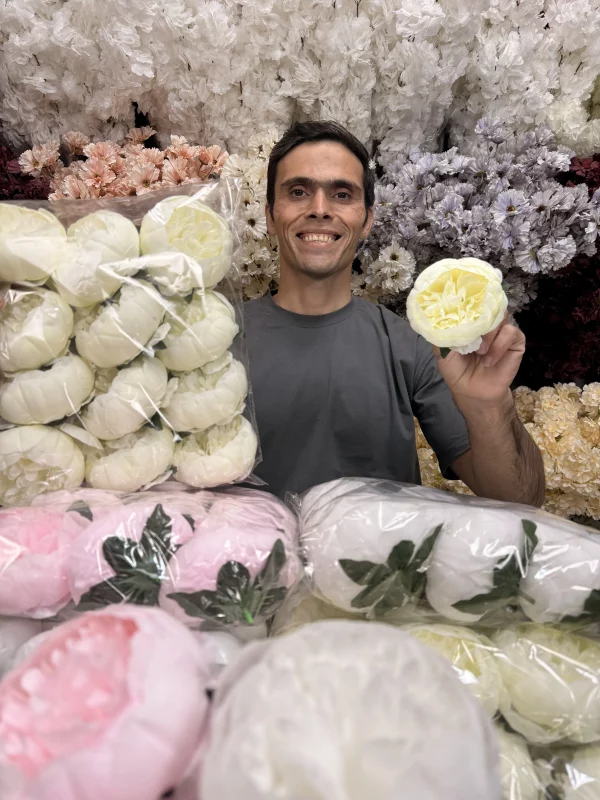 نمای نزدیک گلبرگهای سرگل مصنوعی پیونی با کیفیت درجه یک