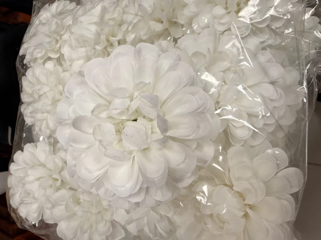 یک تاج گل زیبا که با استفاده از سرگلهای مصنوعی کوکب سفید تزئین شده است.