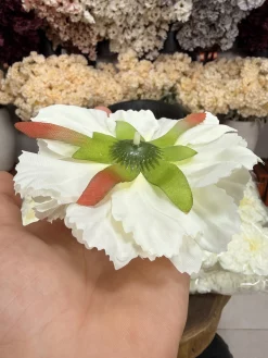 نمای پشت سرگل سوسن مصنوعی که محل اتصال سیم فلزی برای ساخت شاخه گل را نشان می‌دهد