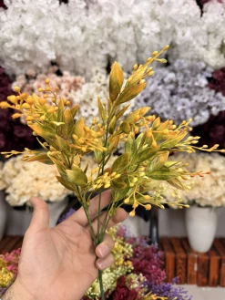 کلوزآپ شاخه‌های بوته مصنوعی با میوه‌های رنگی کوچک و کیفیت ساخت بالا