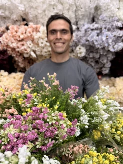 نمای نزدیک از بوته مصنوعی پفکی مینیاتور با گل‌های صورتی ظریف، ارتفاع ۳۵ سانتیمتر، مناسب برای دکوراسیون داخلی.