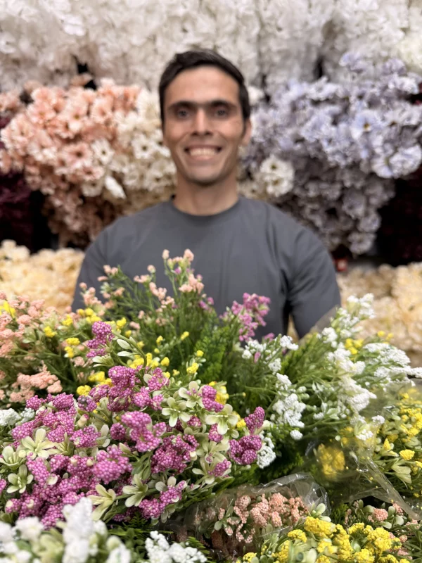 نمای نزدیک از بوته مصنوعی پفکی مینیاتور با گل‌های صورتی ظریف، ارتفاع ۳۵ سانتیمتر، مناسب برای دکوراسیون داخلی.