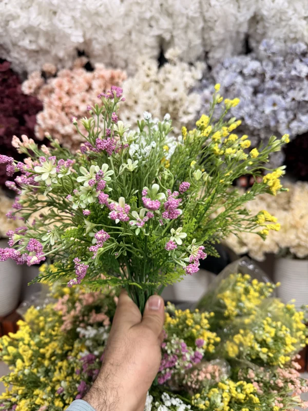 نمای نزدیک از بوته مصنوعی پفکی مینیاتور با گل‌های صورتی ظریف، ارتفاع ۳۵ سانتیمتر، مناسب برای دکوراسیون داخلی.