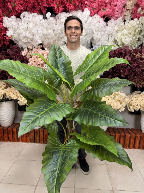 چیدمان درختچه باباآدم مصنوعی در کنار مبلمان منزل برای ایجاد فضای سبز و مدرن.