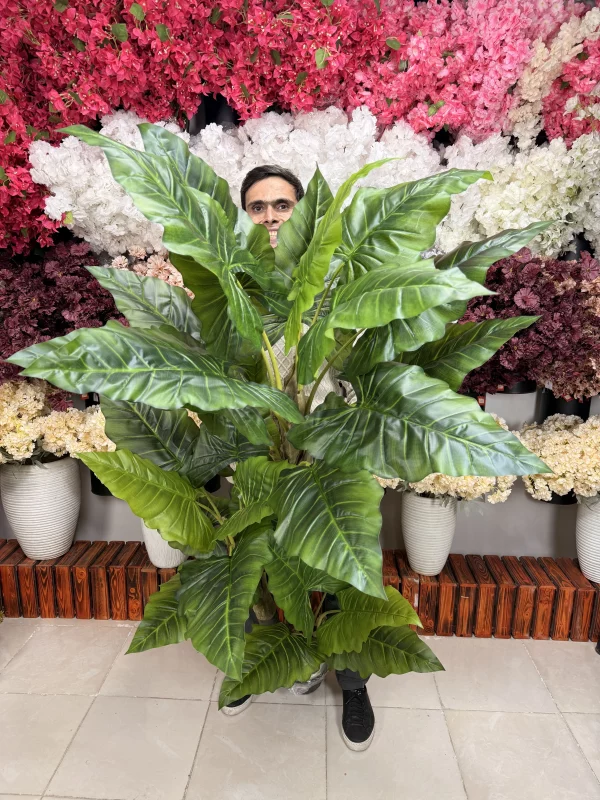 نمای کامل درختچه مصنوعی باباآدم لوکس با ارتفاع ۱۹۰ سانتیمتر و برگهای پهن سبز در یک پذیرایی شیک.