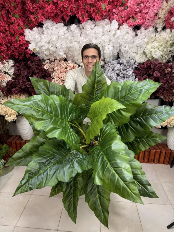 نمای کامل درختچه مصنوعی باباآدم لوکس با ارتفاع ۱۹۰ سانتیمتر و برگهای پهن سبز در یک پذیرایی شیک.