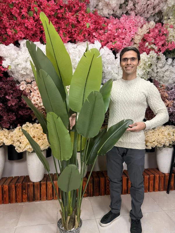 نمای کامل درختچه پرنده بهشتی مصنوعی با ارتفاع 180 سانتیمتر در گلدان دکوری سفید.