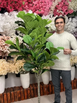 خرید درختچه مصنوعی لیراتا ۱۸۰ سانت با کیفیت لمسی و ظاهری کاملاً طبیعی. مقاوم در برابر نور خورشید (UV)، ارسال فوری ۲۴ ساعته و قیمت رقابتی در فروشگاه آنلاین ملی.