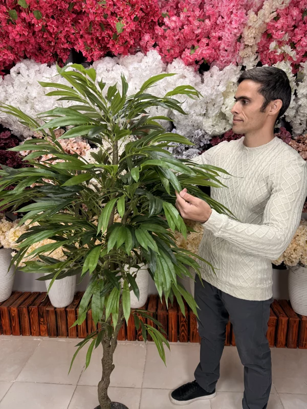 نمای نزدیک تنه شرکتی و شاخههای متراکم درختچه مصنوعی آمستر