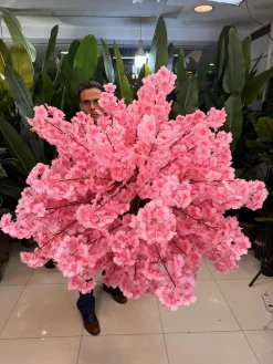 نمای نزدیک برگ‌های پارچه‌ای شکوفه بهاری مصنوعی رنگ صورتی