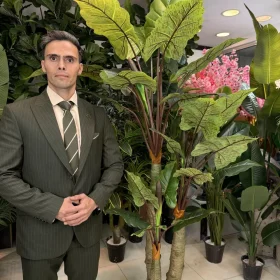 درختچه مصنوعی باباآدم الوکازیا ۳ تنه ۲۱۰ سانتی با برگ چرمی لمسی و ظاهر طبیعی