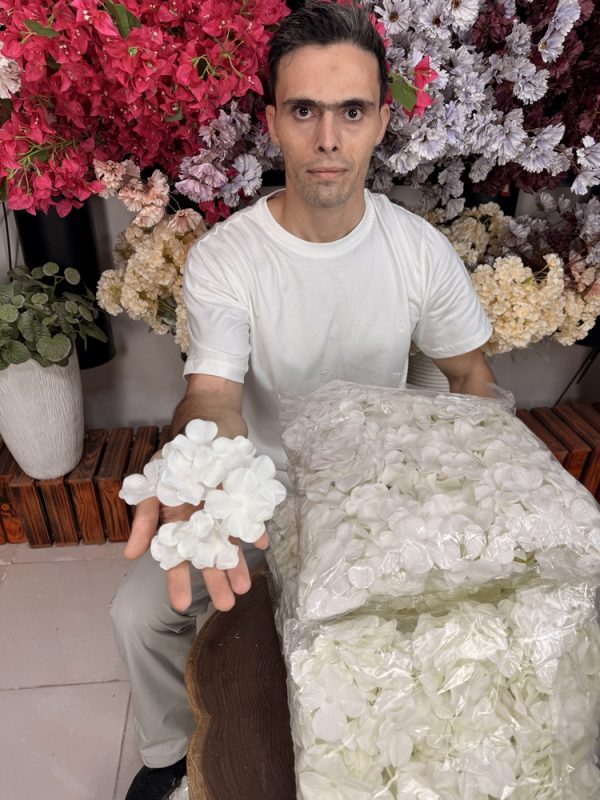 سرگل مصنوعی اورتانیاز تک‌رنگ سفید پارچه‌ای بسته 30 عددی با قطر 15 سانتی‌متر