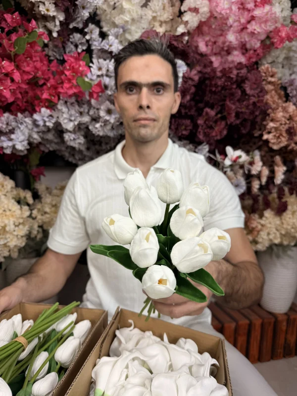 بسته ۱۰۰ عددی گل لاله (۳۳ سانت) و شیپوری سفید (۳۶ سانت)
