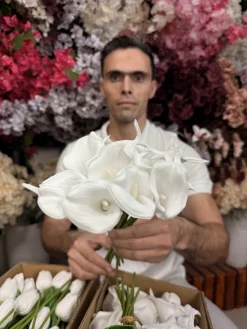 بسته ۱۰۰ عددی گل لاله (۳۳ سانت) و شیپوری سفید (۳۶ سانت)